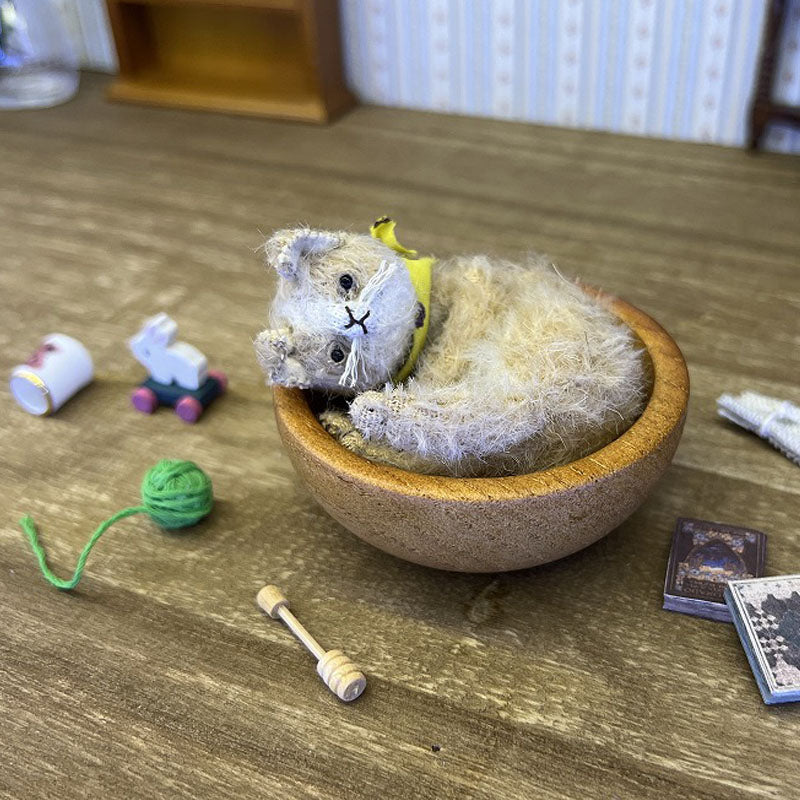 ちいくた(ネコ、ハチワレ、ベージュ×白)