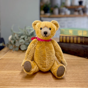 ④ピンクのリボンがお気に入りのベア – Bear Fruit Café