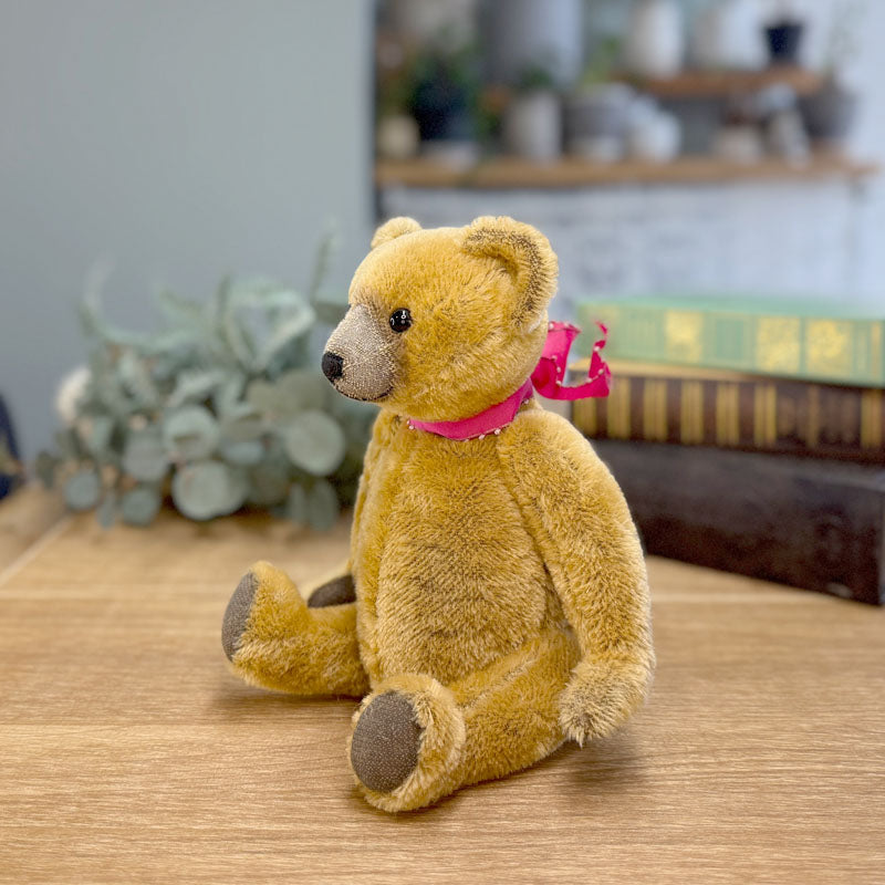 ④ピンクのリボンがお気に入りのベア – Bear Fruit Café