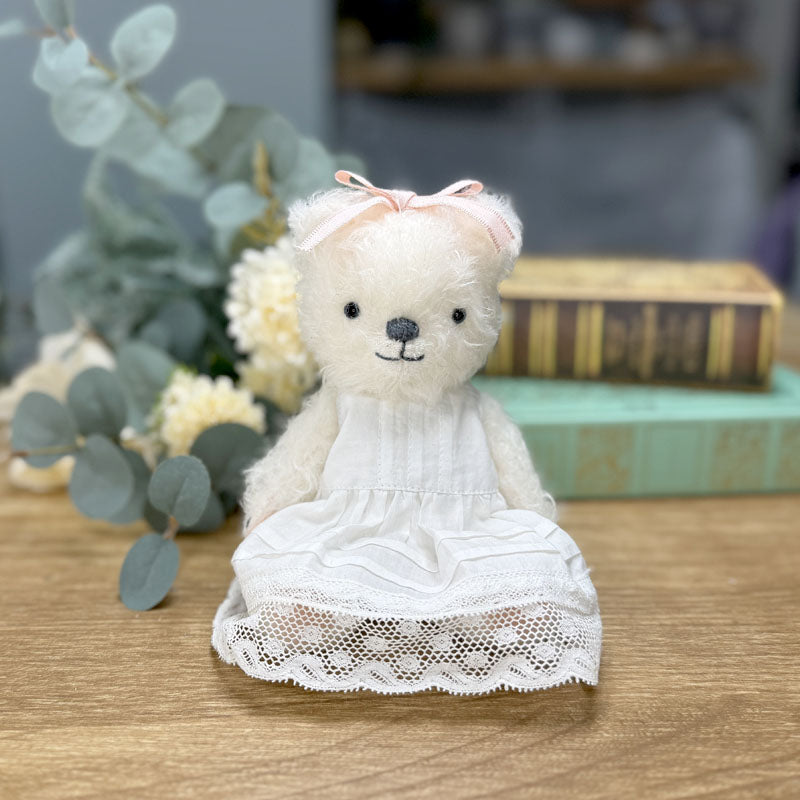 ① megbear  ホワイト